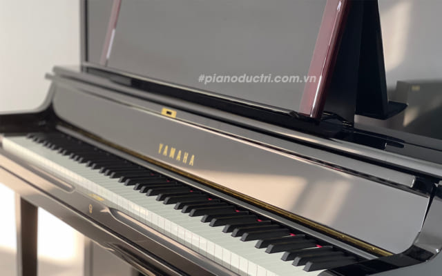 Đàn Piano Yamaha YUS5 có hệ thống đóng nắp chậm và thoát âm thanh cao cấp